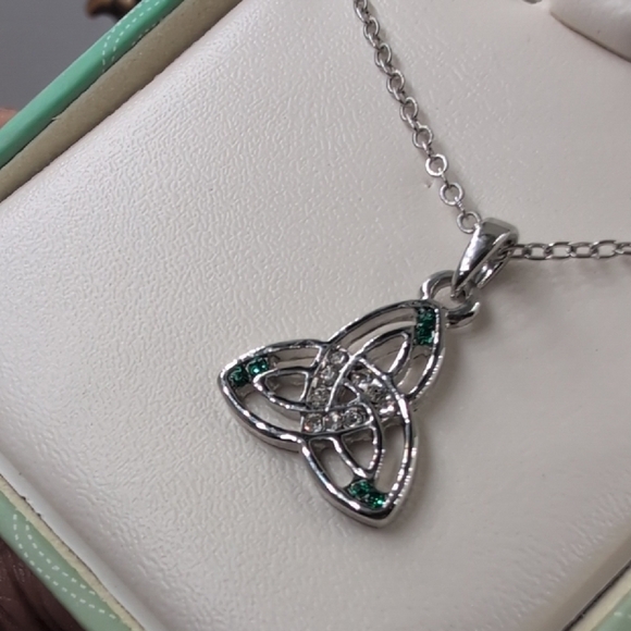 Solvar Tara Silver and Green Trinity Knot Necklace - Picture 6 of 6
